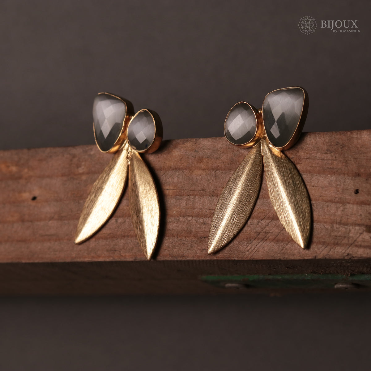 SCISSOR-CUT STONE SPLENDOR SEMI HANDMADE AND HAND HAMMERED EARRINGS ER78