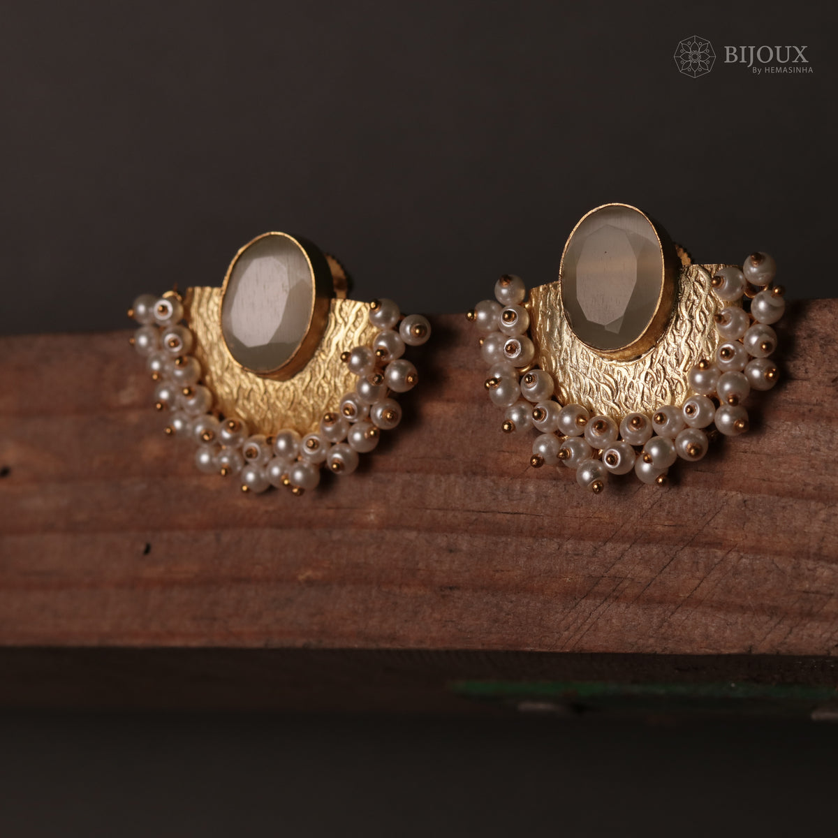 UDHAYA HANDMADE GLASS STONE HANDMADE AND  HAMMERED STUDS ER76