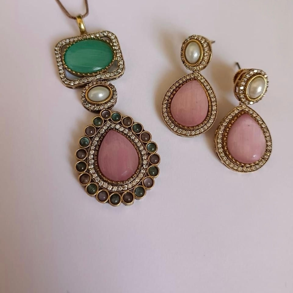 KENISHA SEMI HANDMADE MONALISA STONES NECKPIECE/NECKLACE EARRINGS NL327