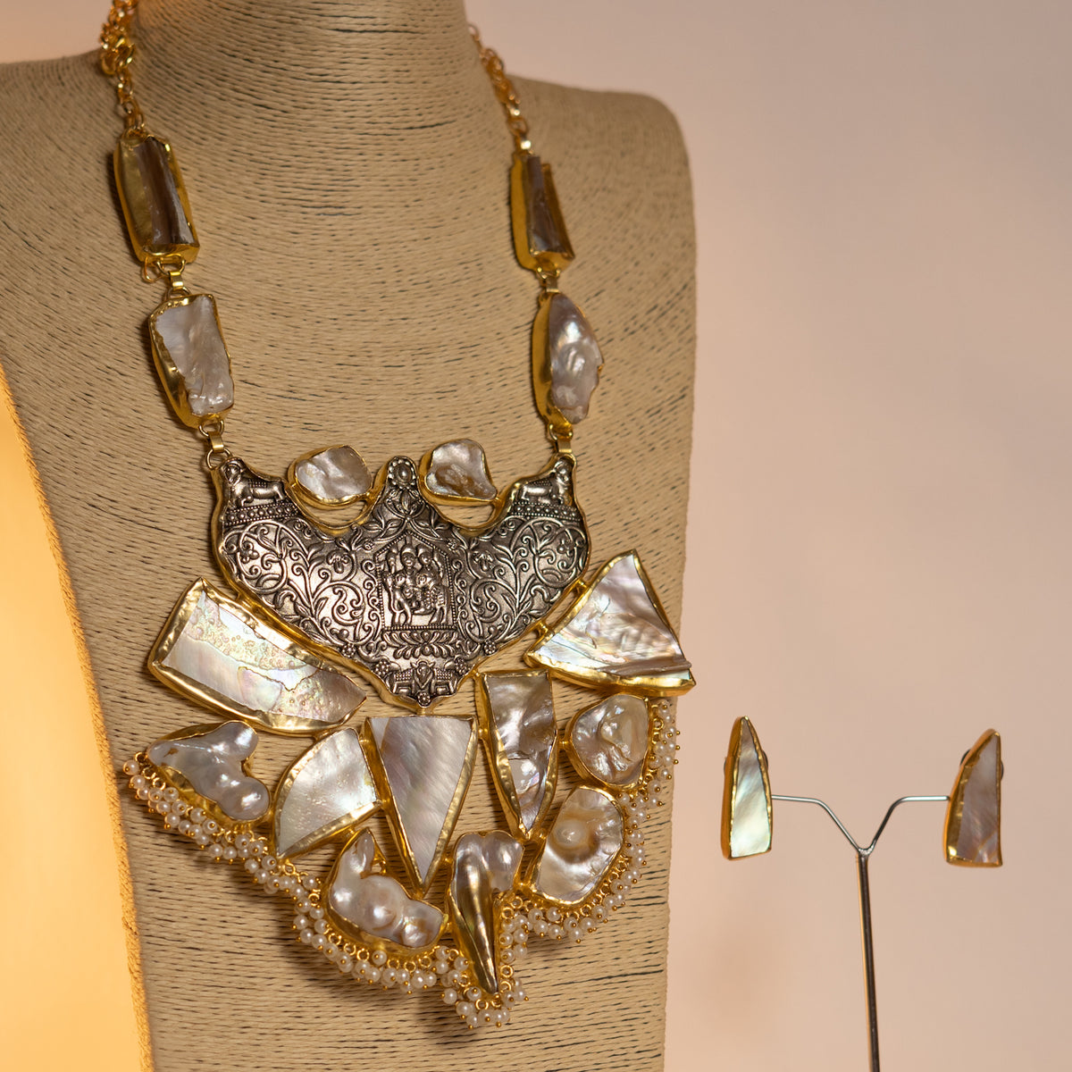 KAPILA HANDMADE BIJOUX EXCLUSIVE HANDMADE NATURAL SHALL AND MOP MALA WITH EARRINGS ML170