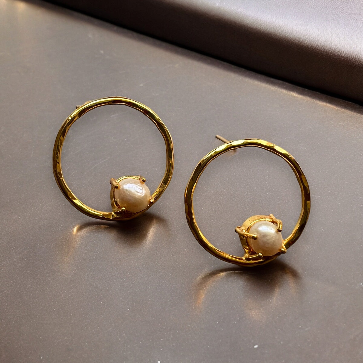 SOLO ROUND GOLD TONED EARRING WITH PEARL HANDMADE STUD  ER221