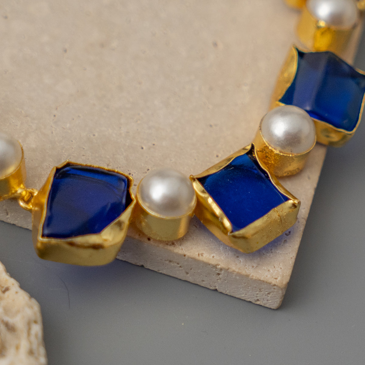 MINARI BIJOUX RAW STONE GOLD TONED HANDMADE CHOKER WITH EARRINGS CH528