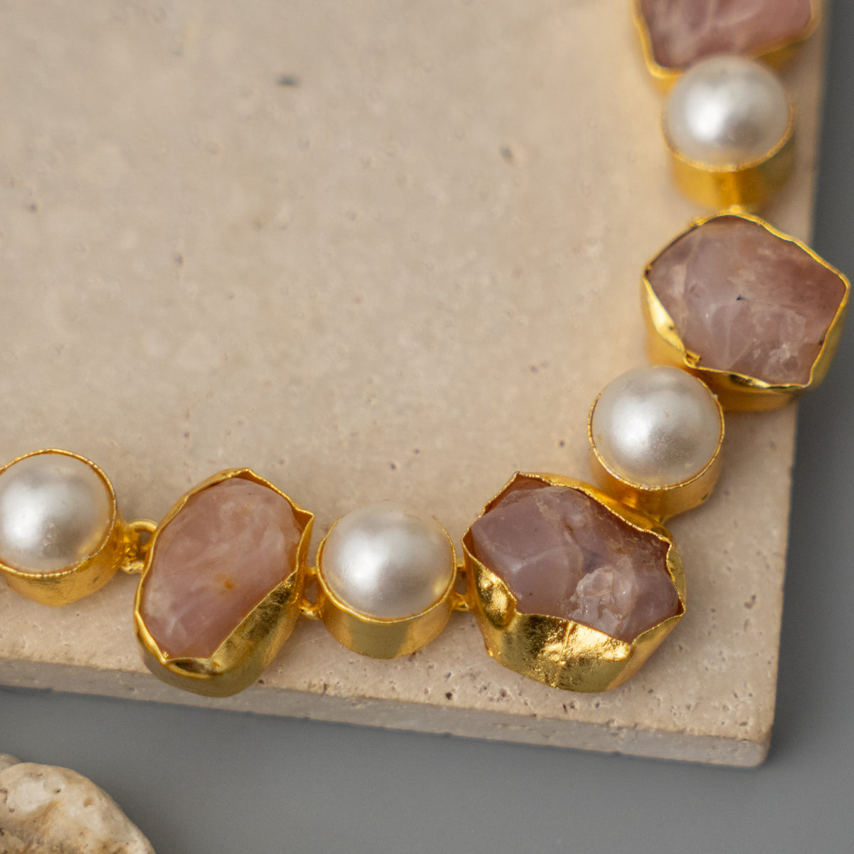 MINARI BIJOUX RAW STONE GOLD TONED HANDMADE CHOKER WITH EARRINGS CH528