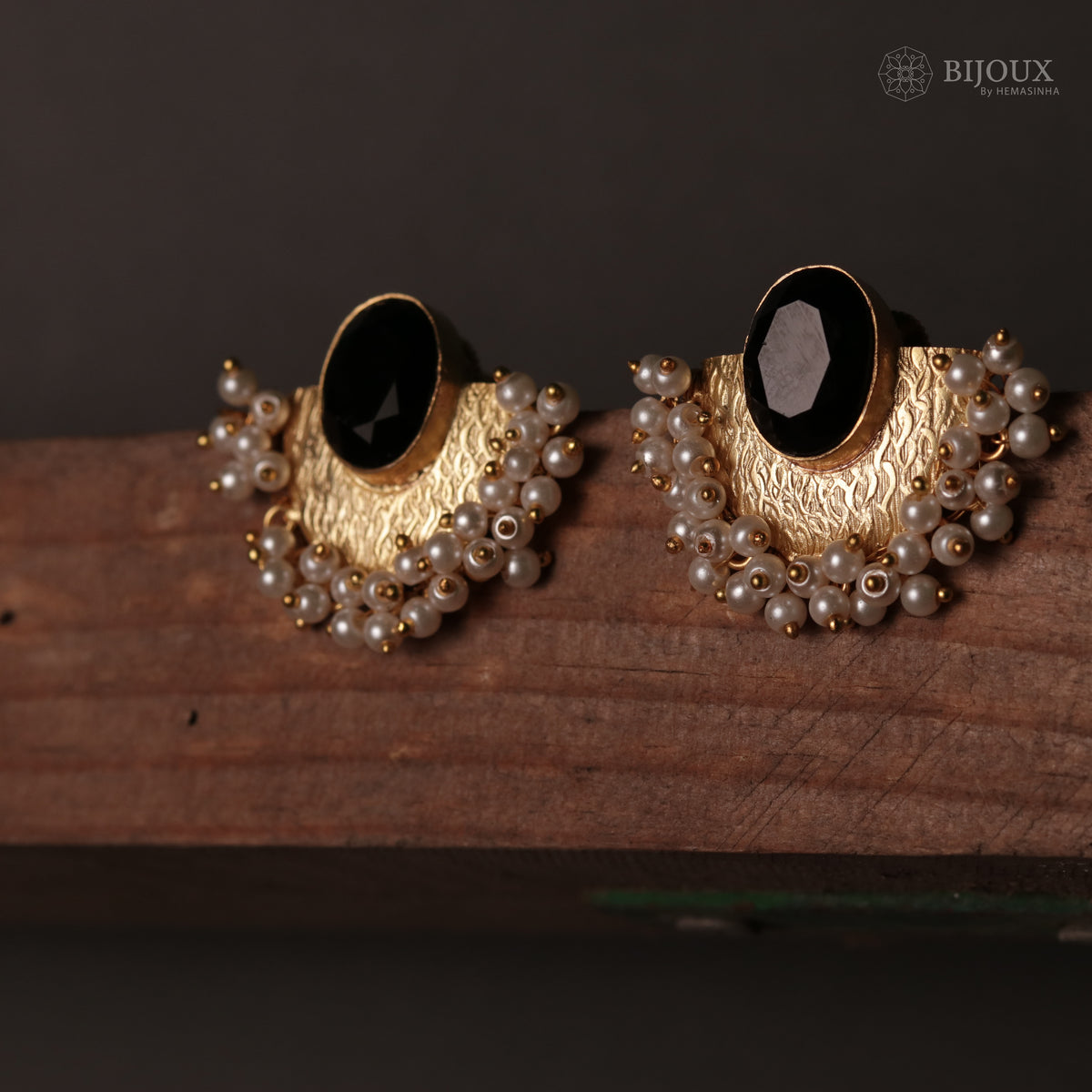 UDHAYA HANDMADE GLASS STONE HANDMADE AND  HAMMERED STUDS ER76