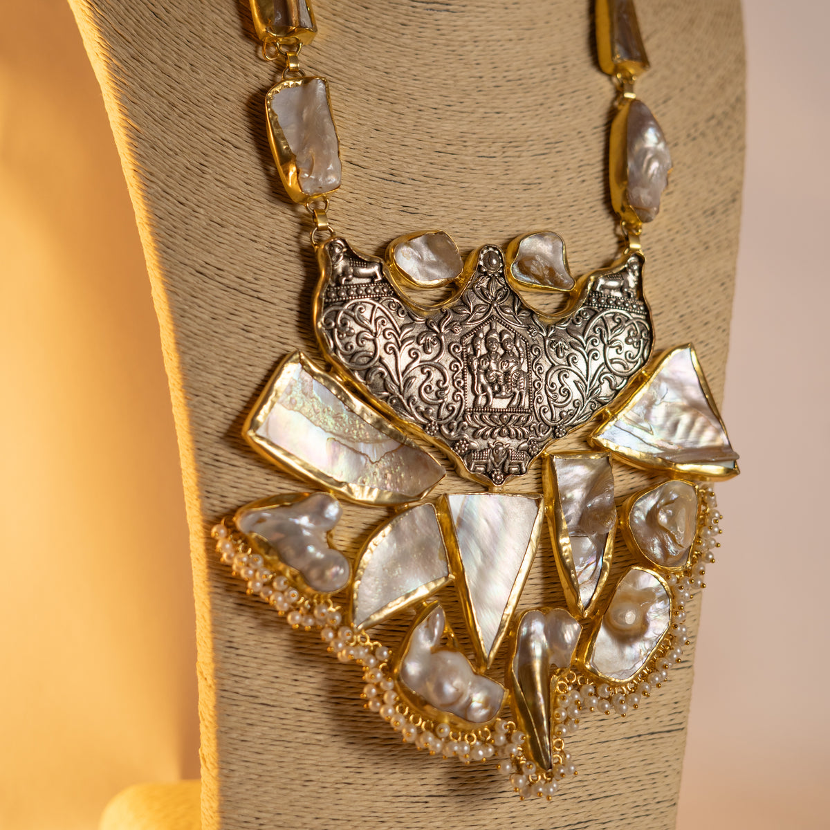 KAPILA HANDMADE BIJOUX EXCLUSIVE HANDMADE NATURAL SHALL AND MOP MALA WITH EARRINGS ML170