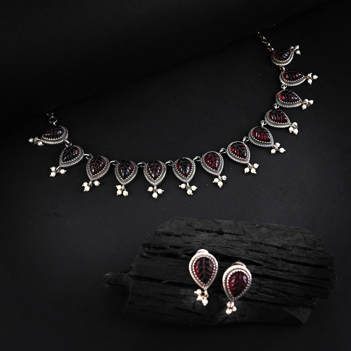 RELIKA FAUX SILVER BIJOUX PREMIUM AND EXCLUSIVE CARVING STONE SEMI HANDMADE CARVING NECKLACE WITH EARRINGS NL135
