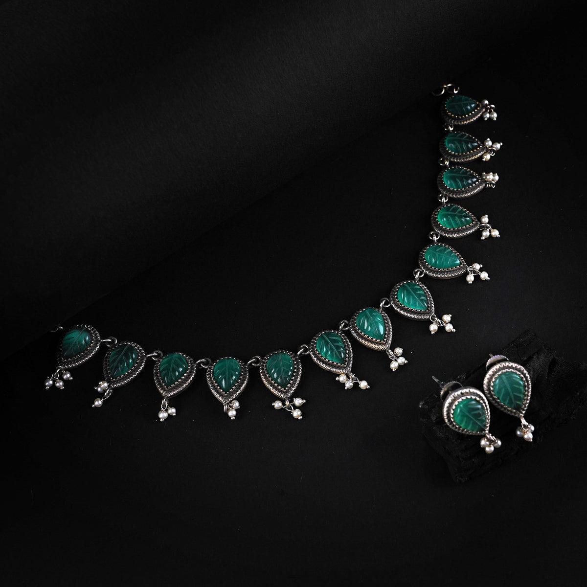 RELIKA FAUX SILVER BIJOUX PREMIUM AND EXCLUSIVE CARVING STONE SEMI HANDMADE CARVING NECKLACE WITH EARRINGS NL135