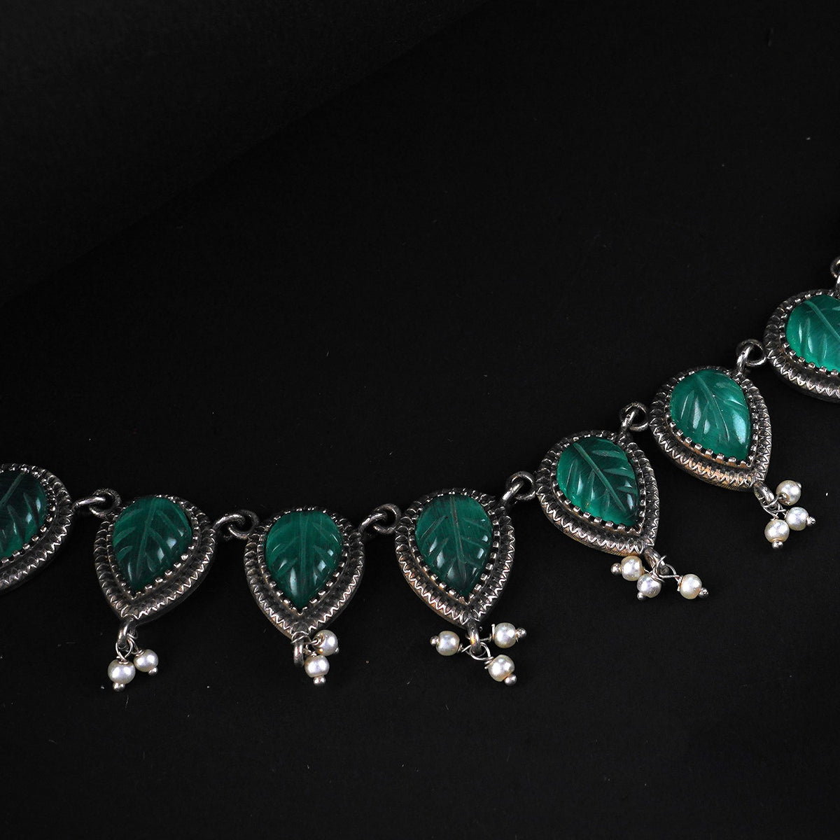 RELIKA FAUX SILVER BIJOUX PREMIUM AND EXCLUSIVE CARVING STONE SEMI HANDMADE CARVING NECKLACE WITH EARRINGS NL135