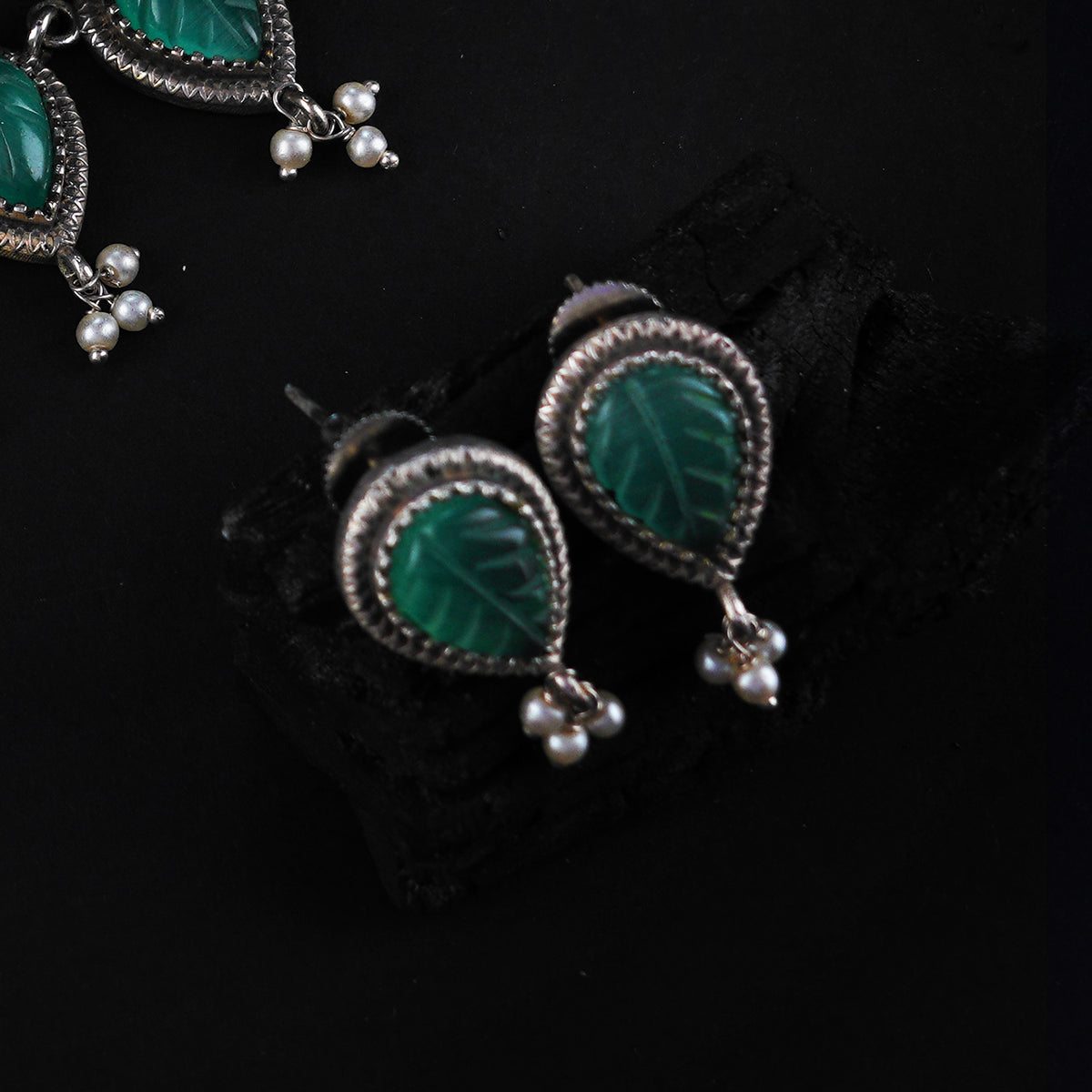 RELIKA FAUX SILVER BIJOUX PREMIUM AND EXCLUSIVE CARVING STONE SEMI HANDMADE CARVING NECKLACE WITH EARRINGS NL135