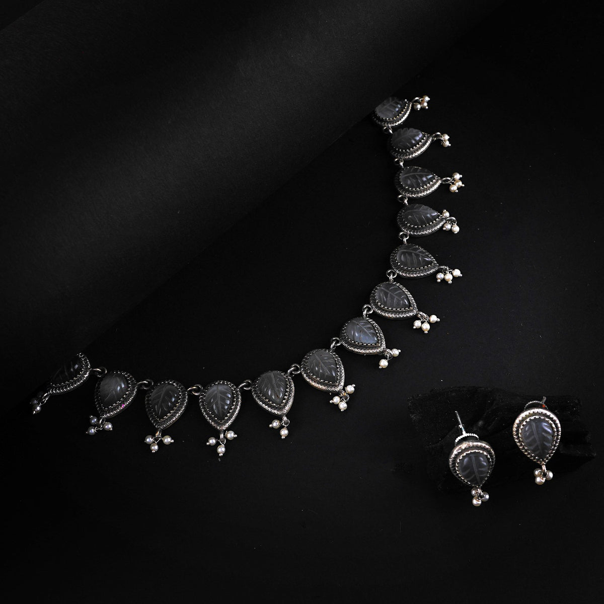 RELIKA FAUX SILVER BIJOUX PREMIUM AND EXCLUSIVE CARVING STONE SEMI HANDMADE CARVING NECKLACE WITH EARRINGS NL135