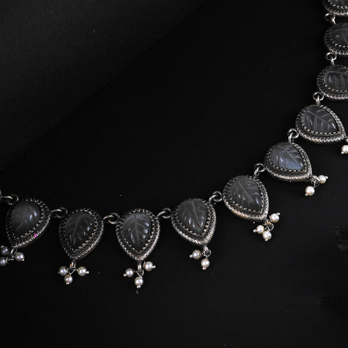 RELIKA FAUX SILVER BIJOUX PREMIUM AND EXCLUSIVE CARVING STONE SEMI HANDMADE CARVING NECKLACE WITH EARRINGS NL135