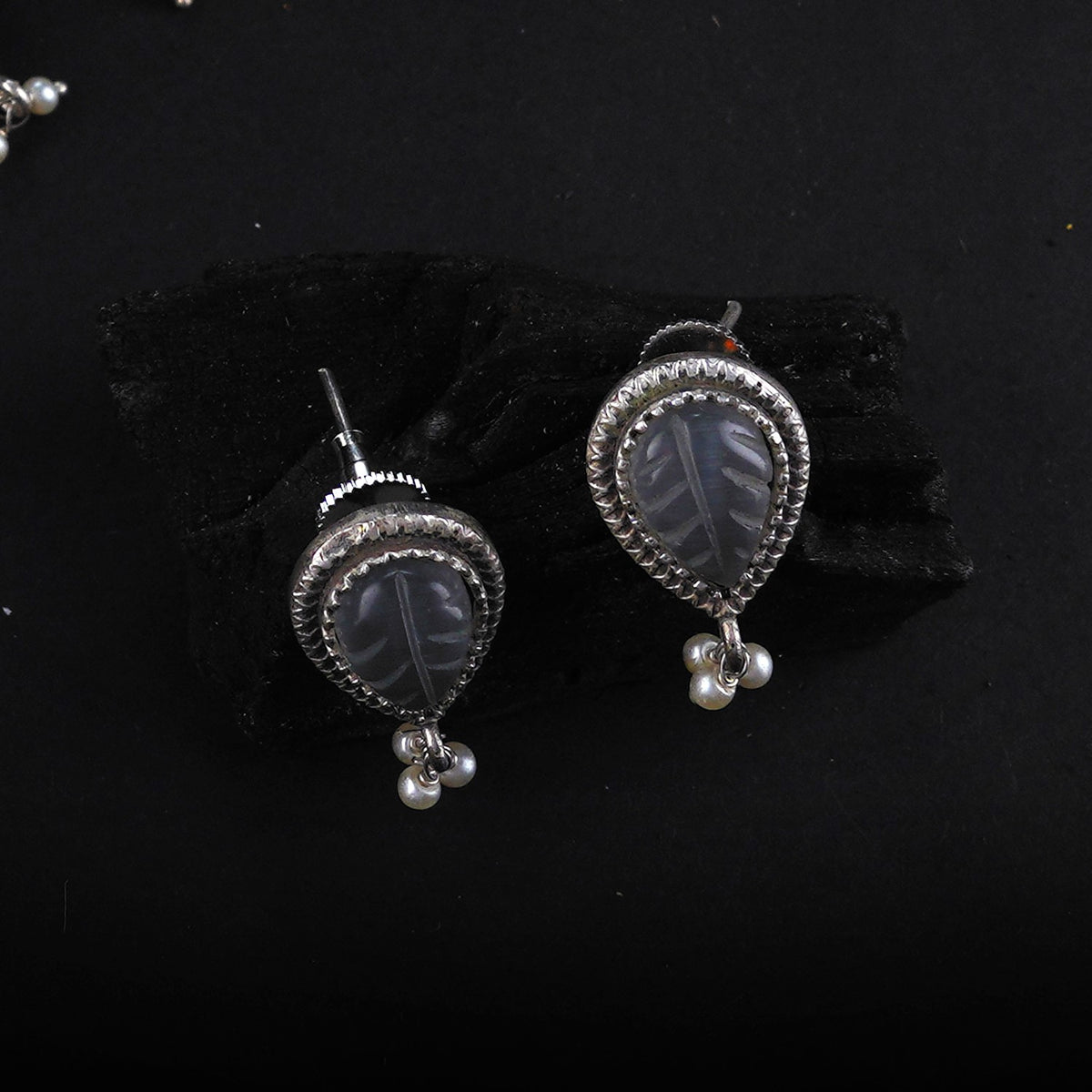 RELIKA FAUX SILVER BIJOUX PREMIUM AND EXCLUSIVE CARVING STONE SEMI HANDMADE CARVING NECKLACE WITH EARRINGS NL135