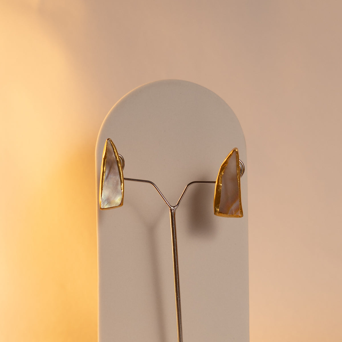 KAPILA HANDMADE BIJOUX EXCLUSIVE HANDMADE NATURAL SHALL AND MOP MALA WITH EARRINGS ML170