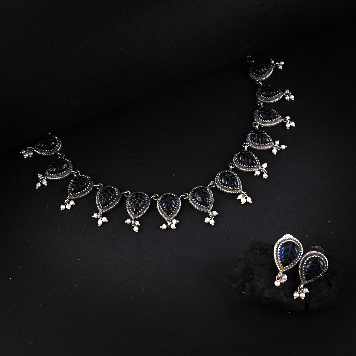 RELIKA FAUX SILVER BIJOUX PREMIUM AND EXCLUSIVE CARVING STONE SEMI HANDMADE CARVING NECKLACE WITH EARRINGS NL135