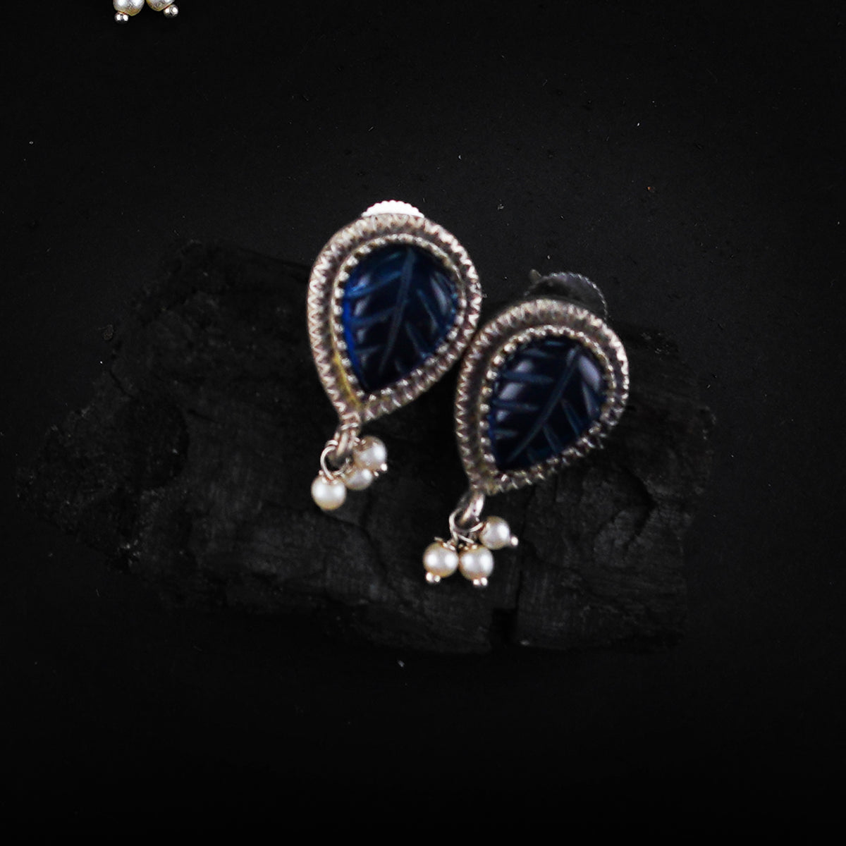 RELIKA FAUX SILVER BIJOUX PREMIUM AND EXCLUSIVE CARVING STONE SEMI HANDMADE CARVING NECKLACE WITH EARRINGS NL135