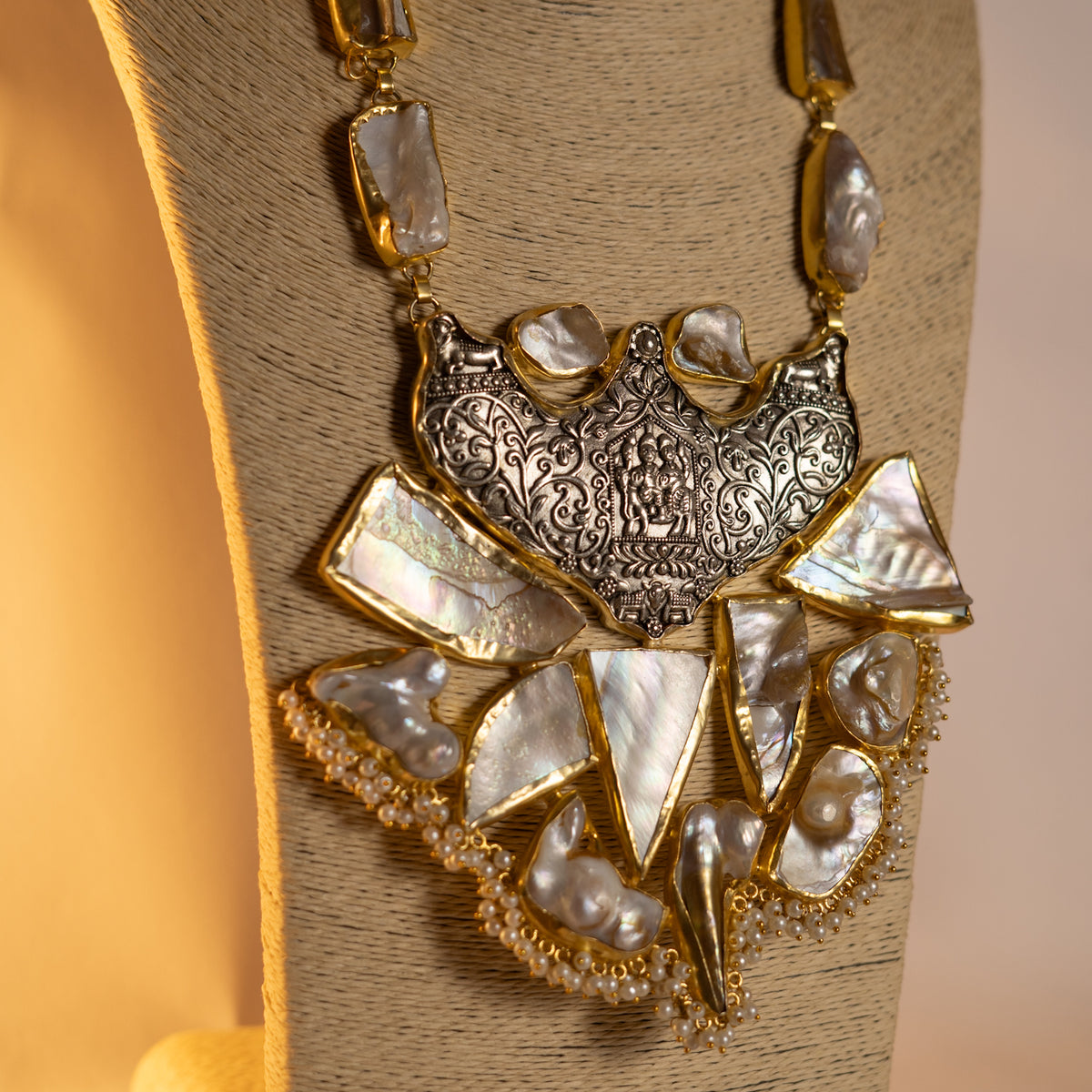 KAPILA HANDMADE BIJOUX EXCLUSIVE HANDMADE NATURAL SHALL AND MOP MALA WITH EARRINGS ML170