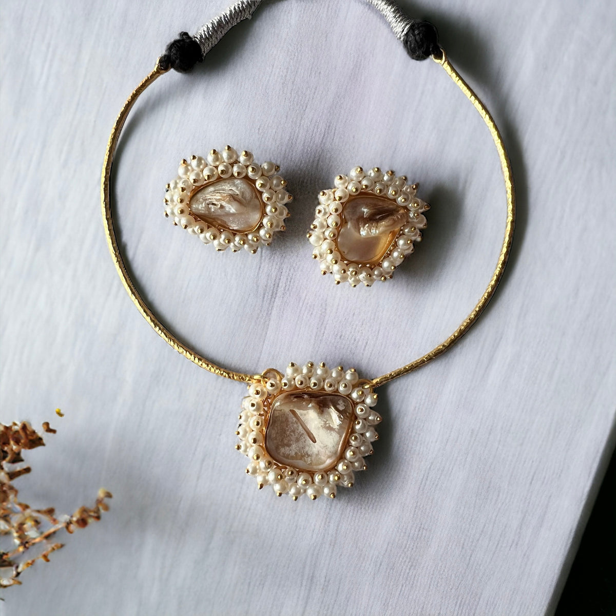AERA MOP GOLDTONED HANDMADE CHOKER/HASLI WITH EARRINGS CH418