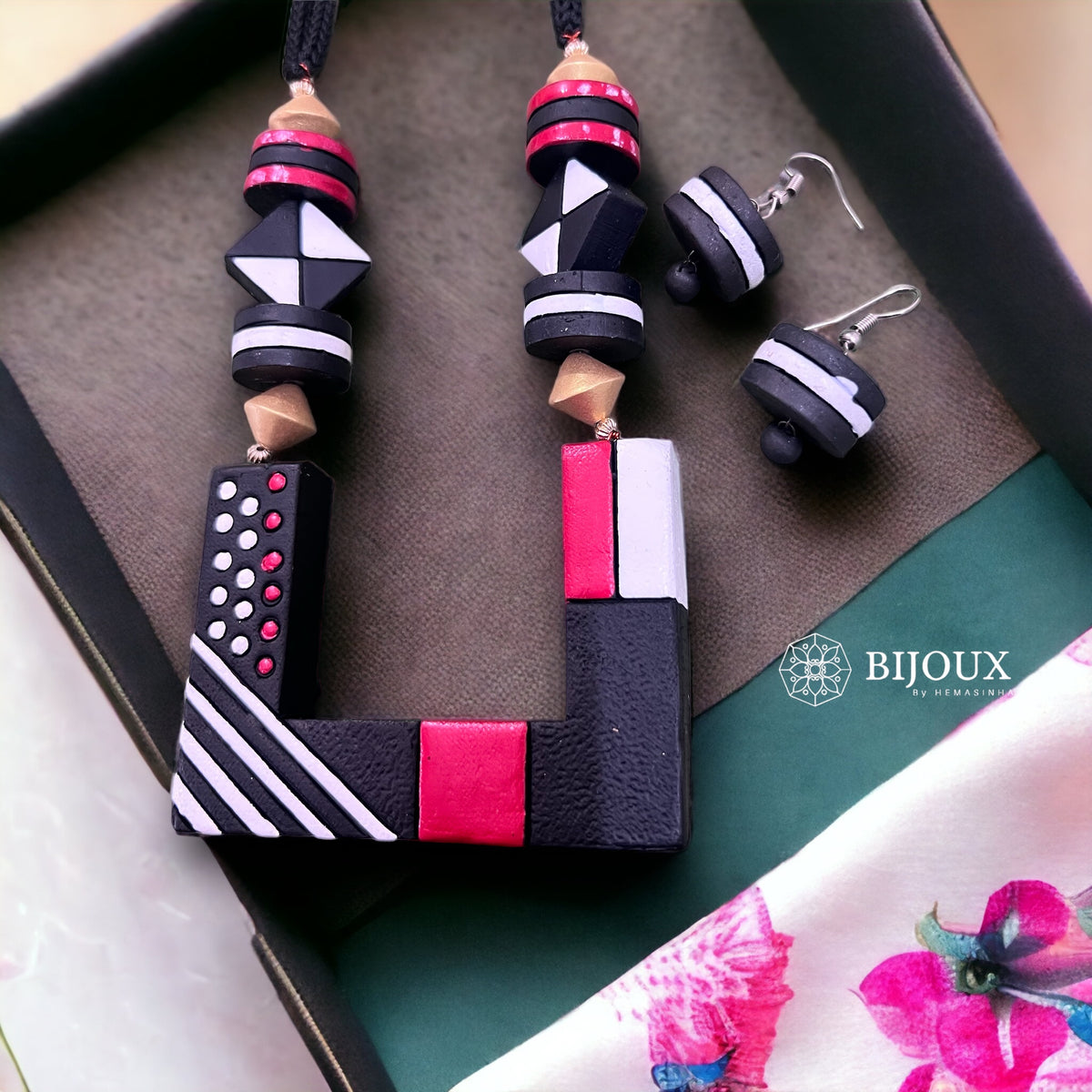 OPEN FACET TERRACOTTA NECKLACE WITH EARRING TR13