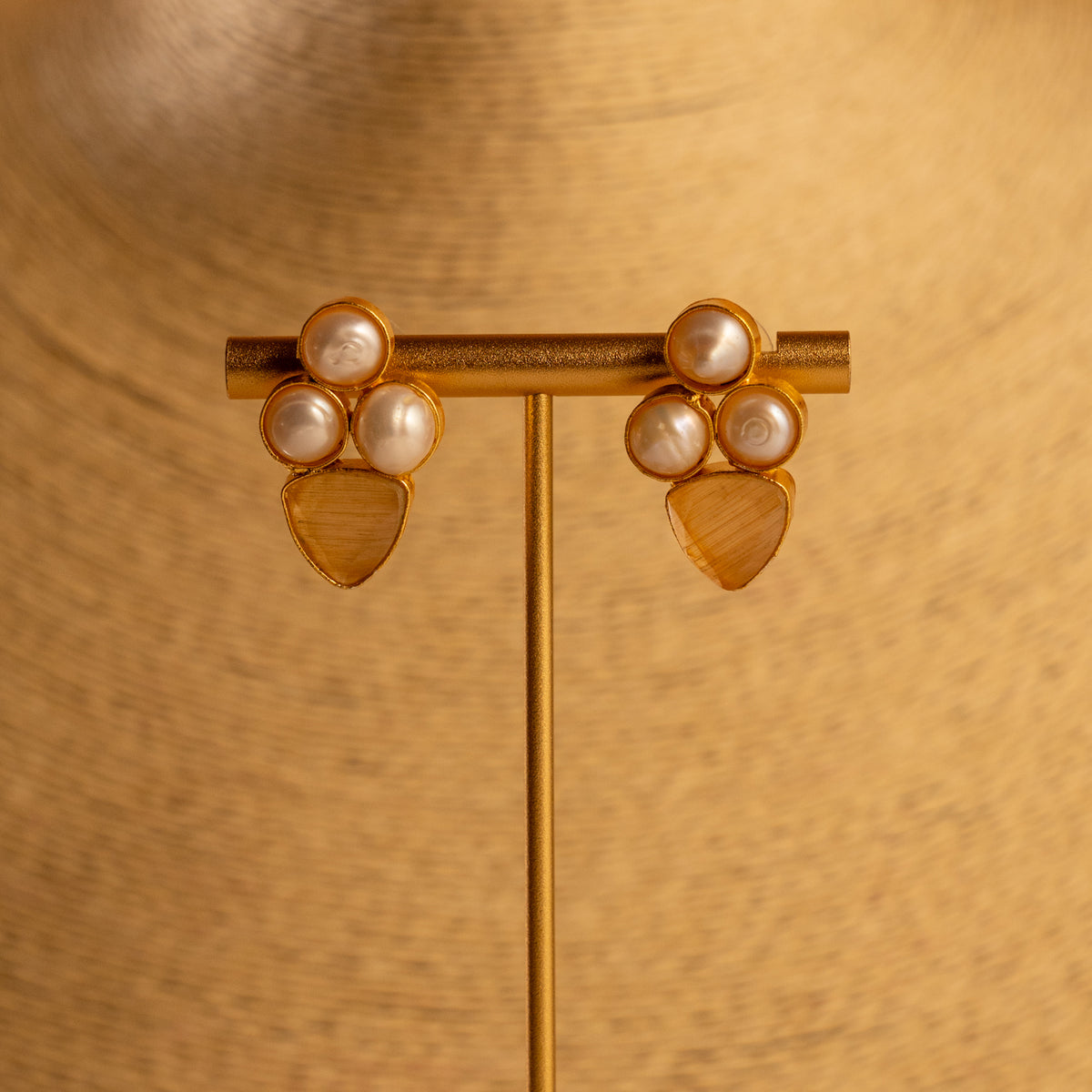 VIHARA MOP AND RAW STONE HANDMADE GOLD TONED RAW AND RUSTIC FINISH NECKLACE NL34