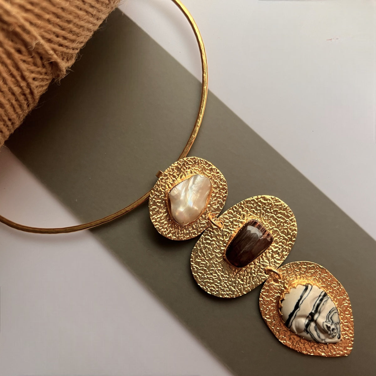 VISAGE HASLI / NECKPIECE WITH NATURAL CARVED STONE FACE AND MOP-CH480