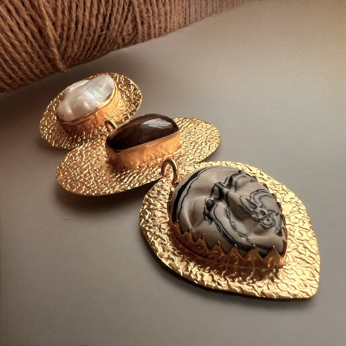 VISAGE HASLI / NECKPIECE WITH NATURAL CARVED STONE FACE AND MOP-CH480