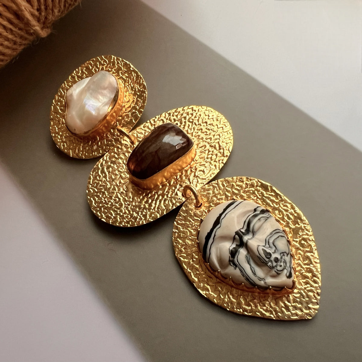 VISAGE HASLI / NECKPIECE WITH NATURAL CARVED STONE FACE AND MOP-CH480