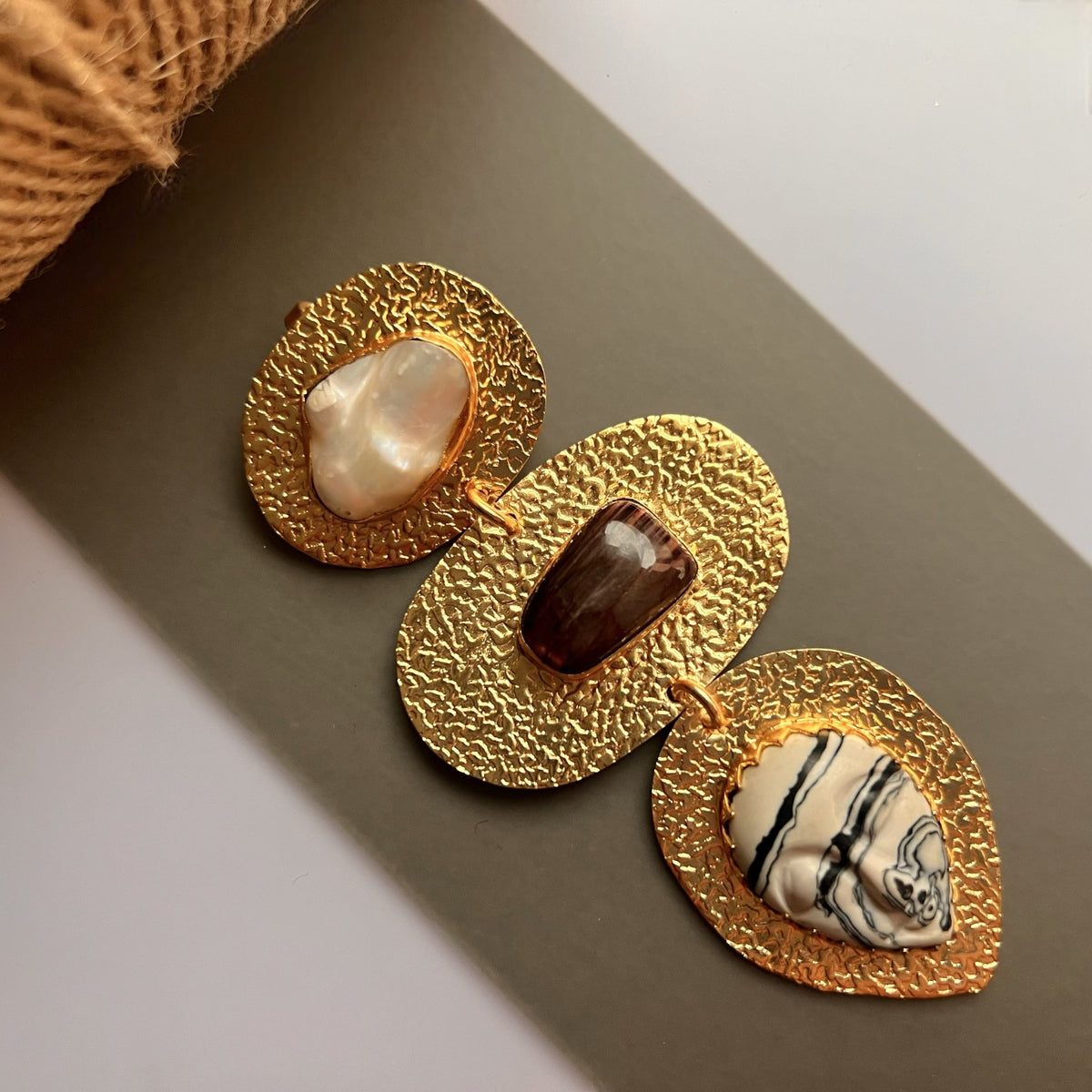 VISAGE HASLI / NECKPIECE WITH NATURAL CARVED STONE FACE AND MOP-CH480