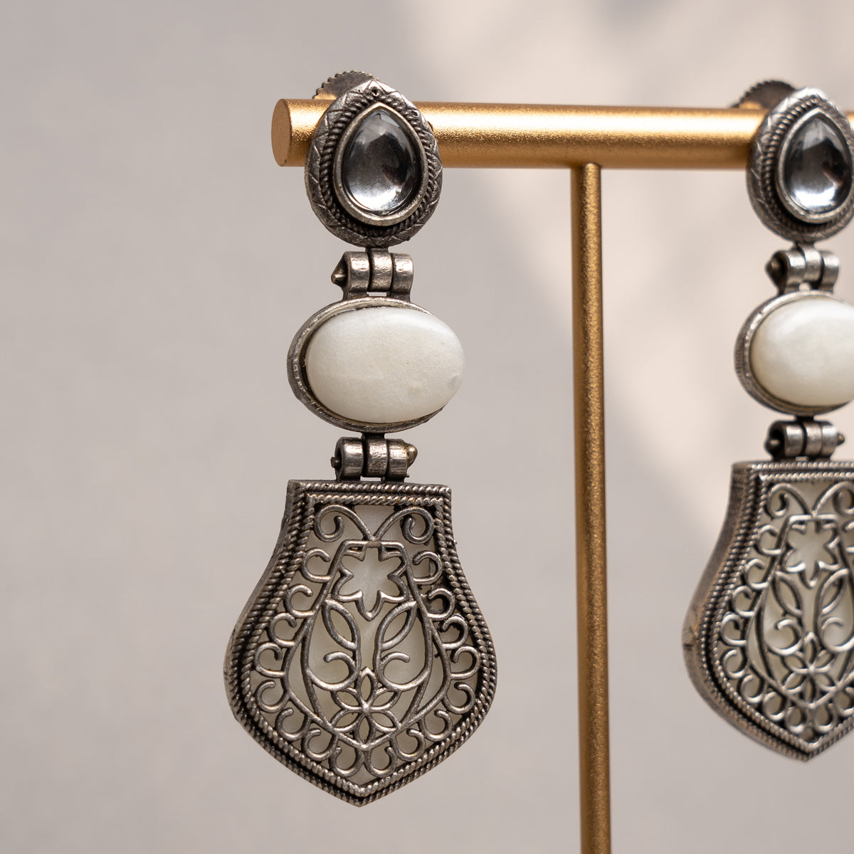 BRONWYN FAUX SILVER ANTIQUE SEMI HANDMADE MONALISA STONE EARRINGS ER775