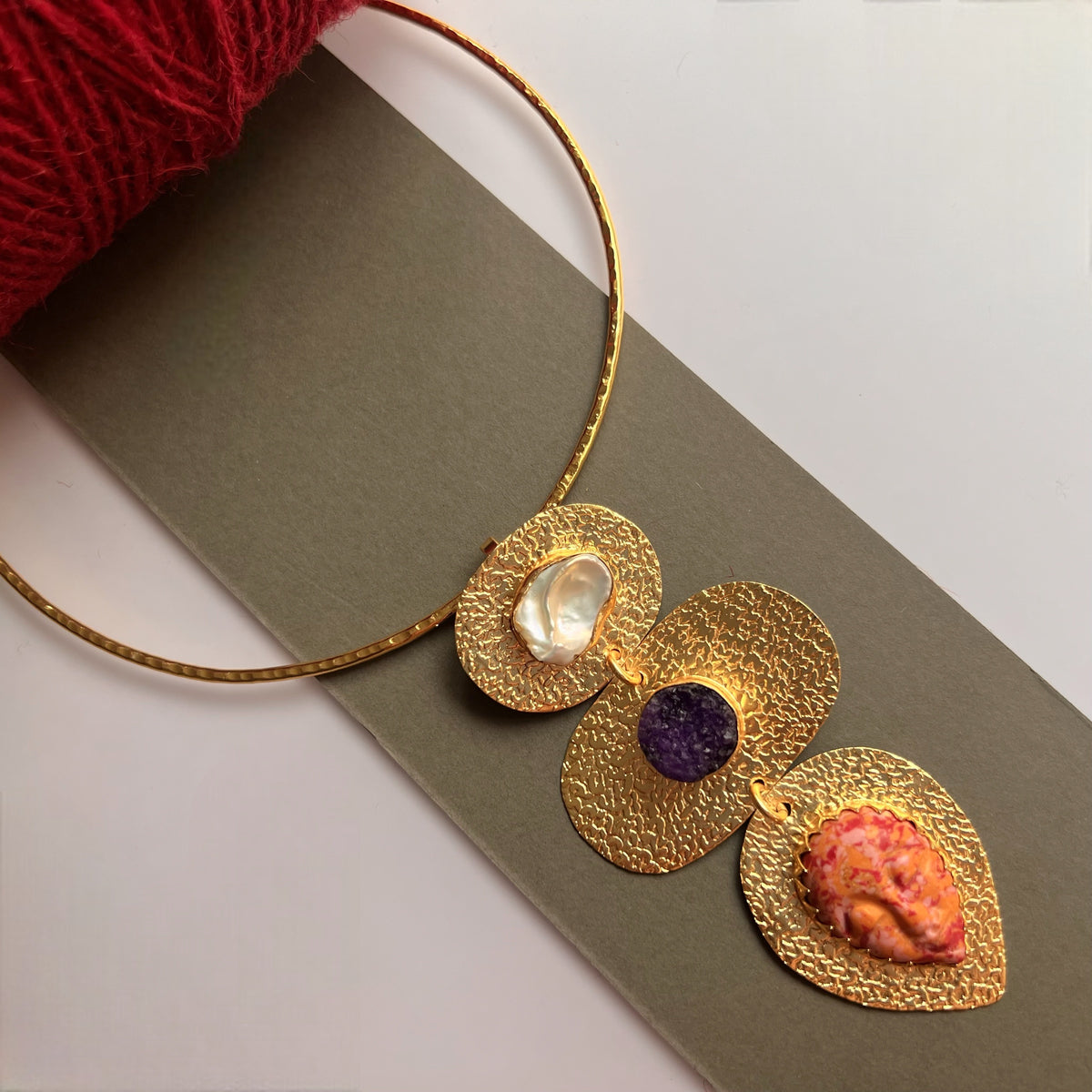 VISAGE HASLI / NECKPIECE WITH NATURAL CARVED STONE FACE AND MOP-CH480