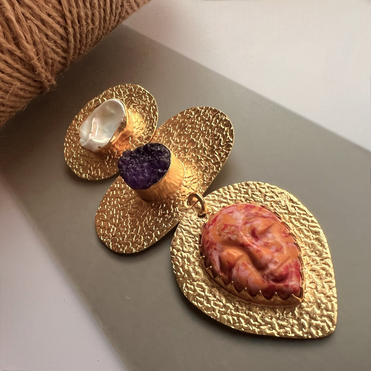 VISAGE HASLI / NECKPIECE WITH NATURAL CARVED STONE FACE AND MOP-CH480