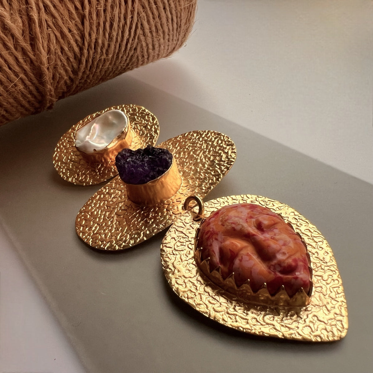 VISAGE HASLI / NECKPIECE WITH NATURAL CARVED STONE FACE AND MOP-CH480