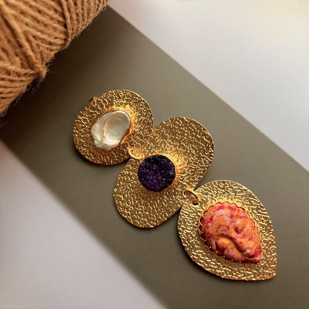 VISAGE HASLI / NECKPIECE WITH NATURAL CARVED STONE FACE AND MOP-CH480