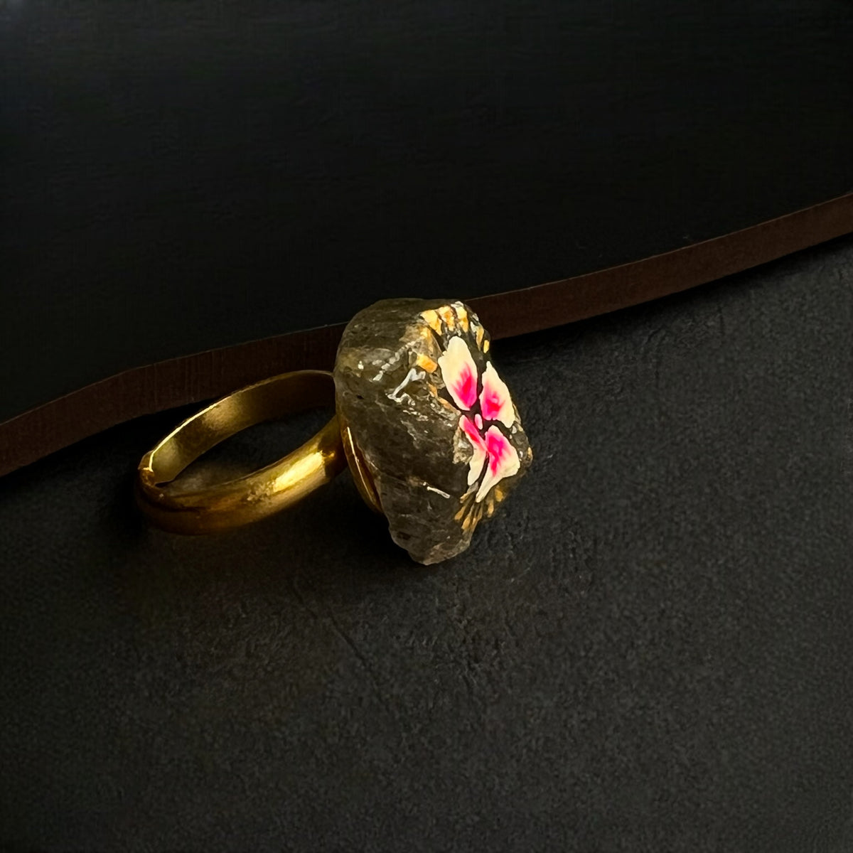 SRINAYS RAW STONE HANDMADE AND HAND  PAINTED GOLD TONED RING R14