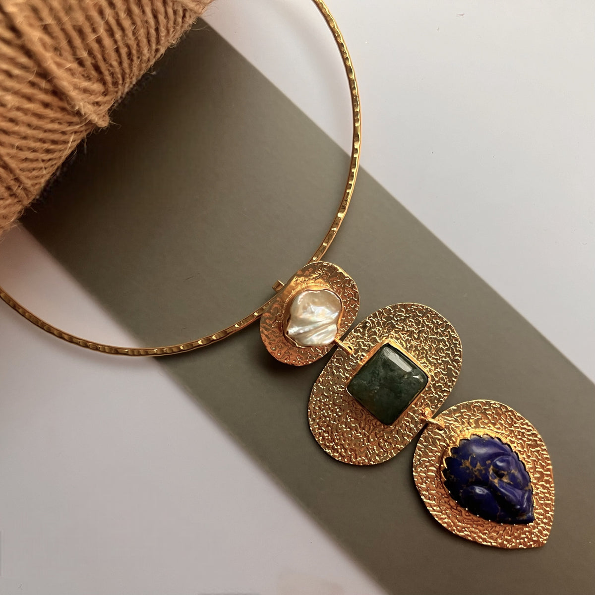 VISAGE HASLI / NECKPIECE WITH NATURAL CARVED STONE FACE AND MOP-CH480