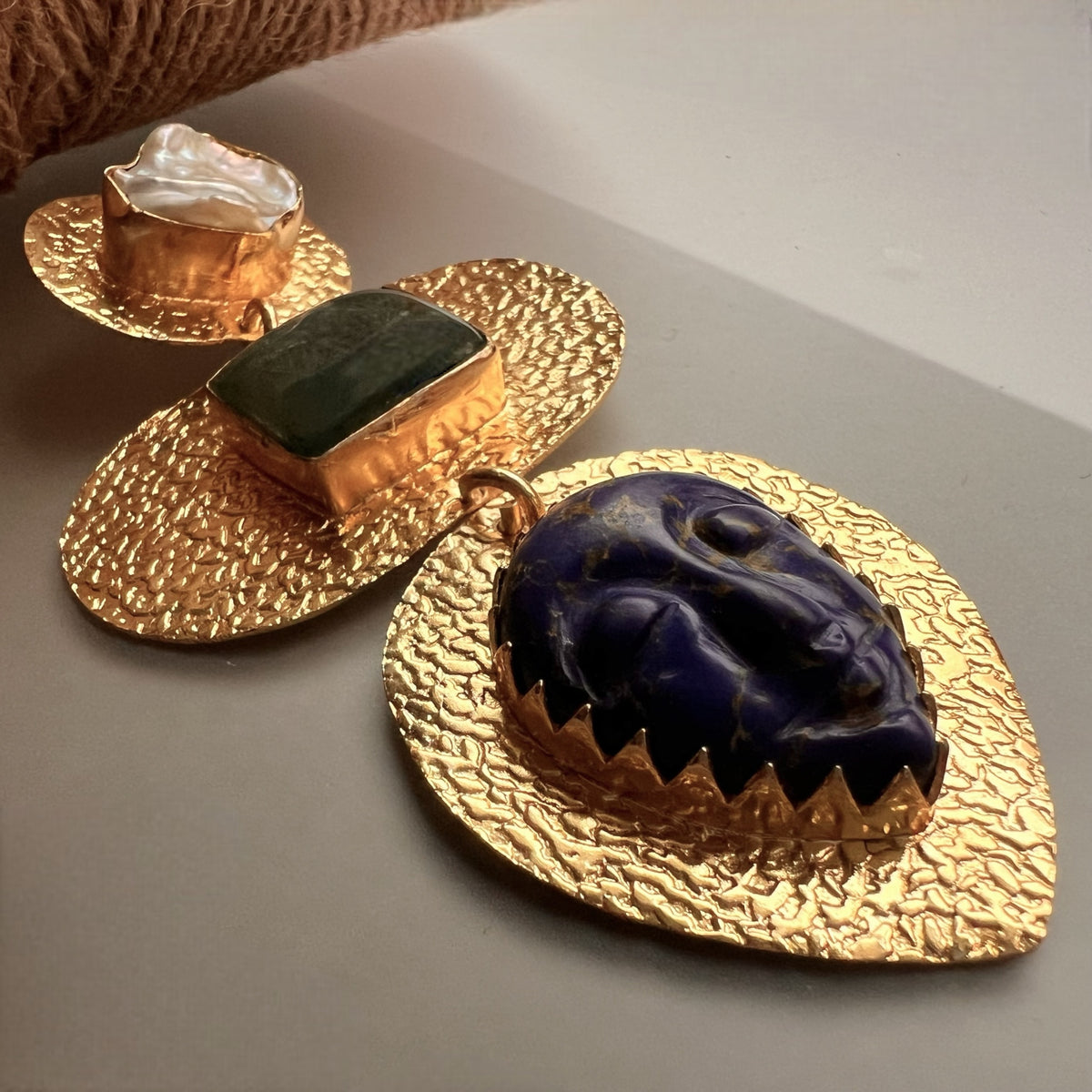 VISAGE HASLI / NECKPIECE WITH NATURAL CARVED STONE FACE AND MOP-CH480