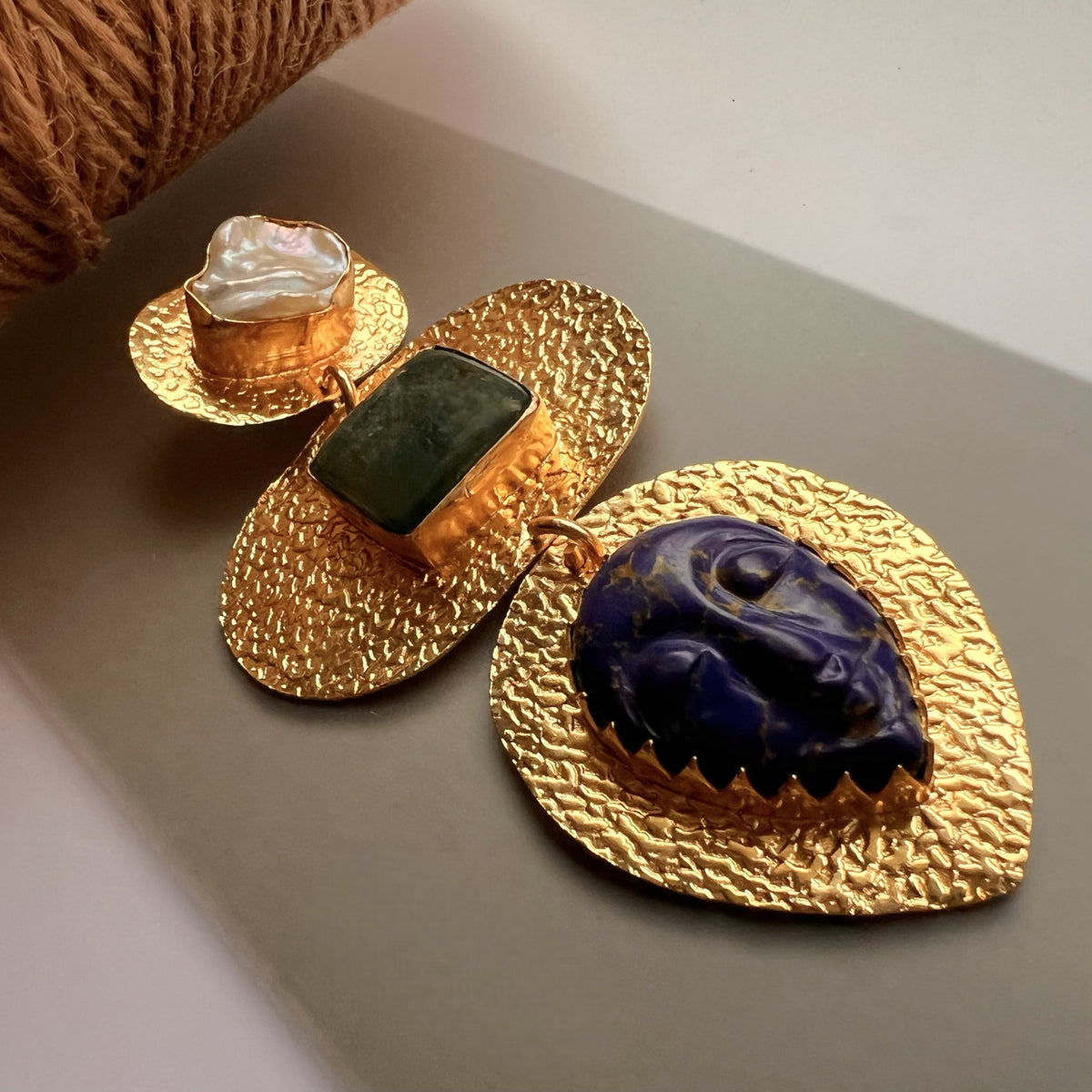 VISAGE HASLI / NECKPIECE WITH NATURAL CARVED STONE FACE AND MOP-CH480