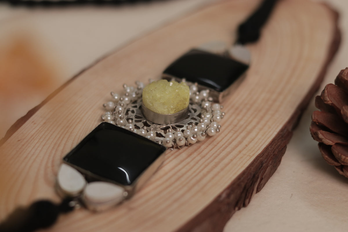 NARI BIJOUX PREMIUM AND EXCLUSIVE MOP SHELL HANDMADE SUGAR STONE AND MONALISA CHOKER CH411