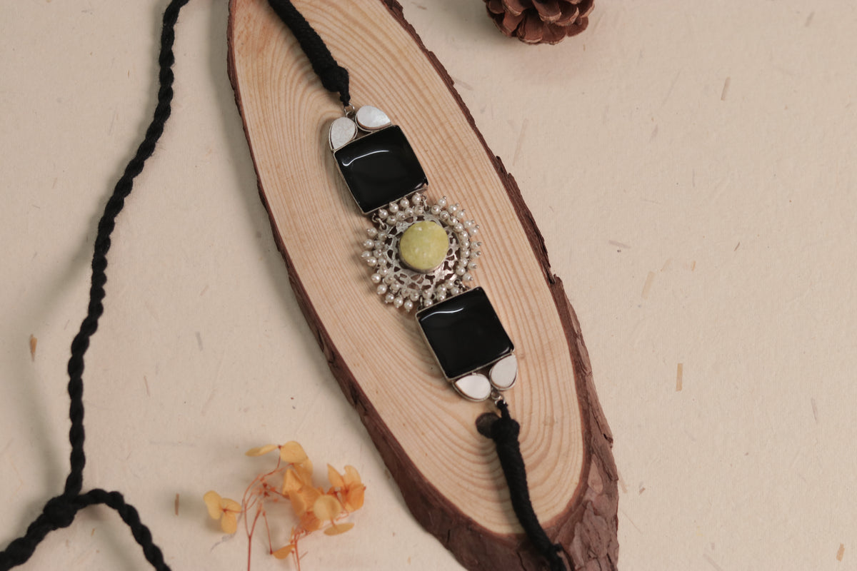 NARI BIJOUX PREMIUM AND EXCLUSIVE MOP SHELL HANDMADE SUGAR STONE AND MONALISA CHOKER CH411