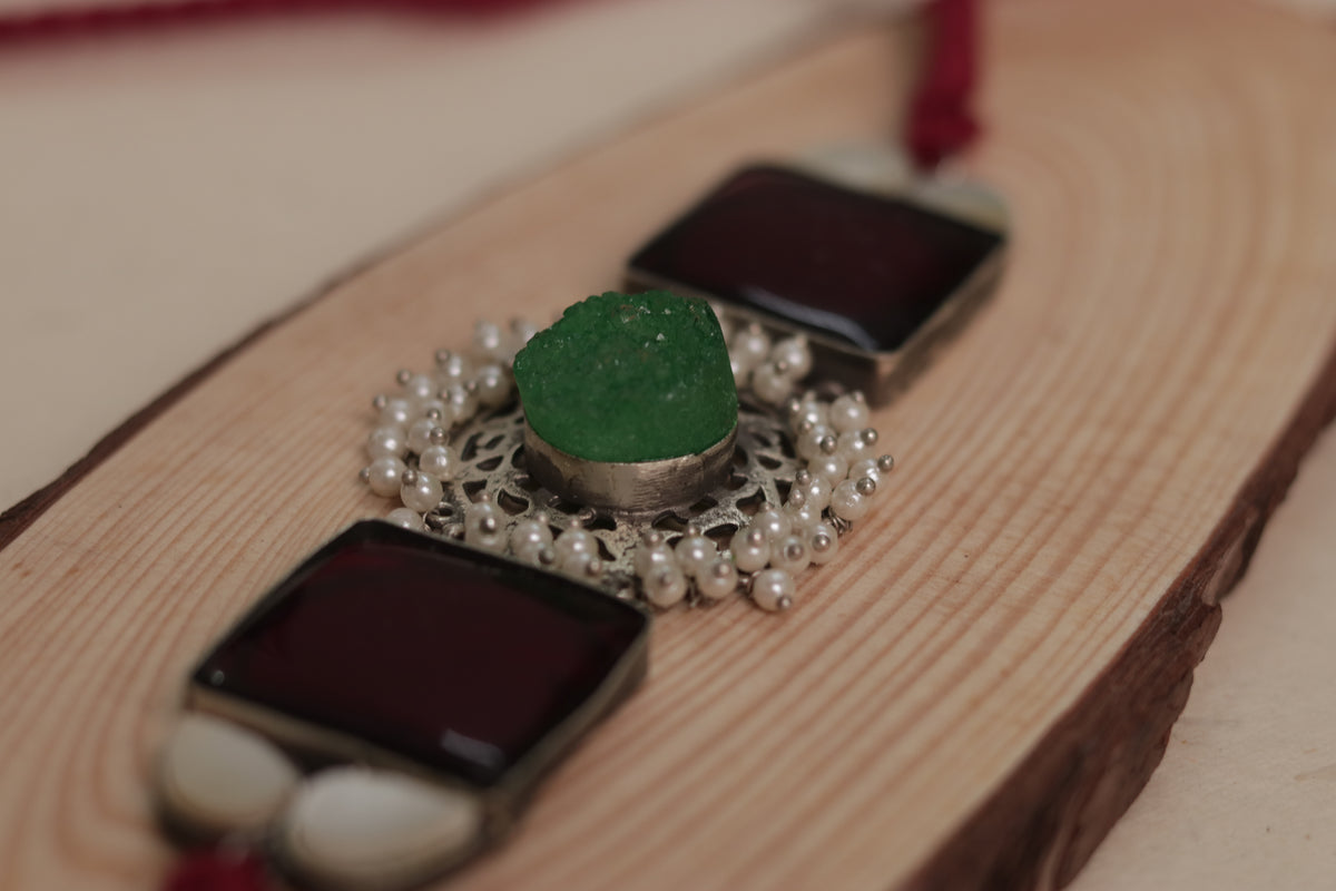 NARI BIJOUX PREMIUM AND EXCLUSIVE MOP SHELL HANDMADE SUGAR STONE AND MONALISA CHOKER CH411