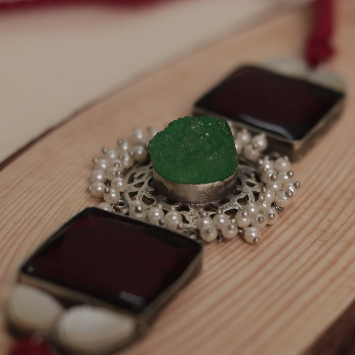 NARI BIJOUX PREMIUM AND EXCLUSIVE MOP SHELL HANDMADE SUGAR STONE AND MONALISA CHOKER CH411