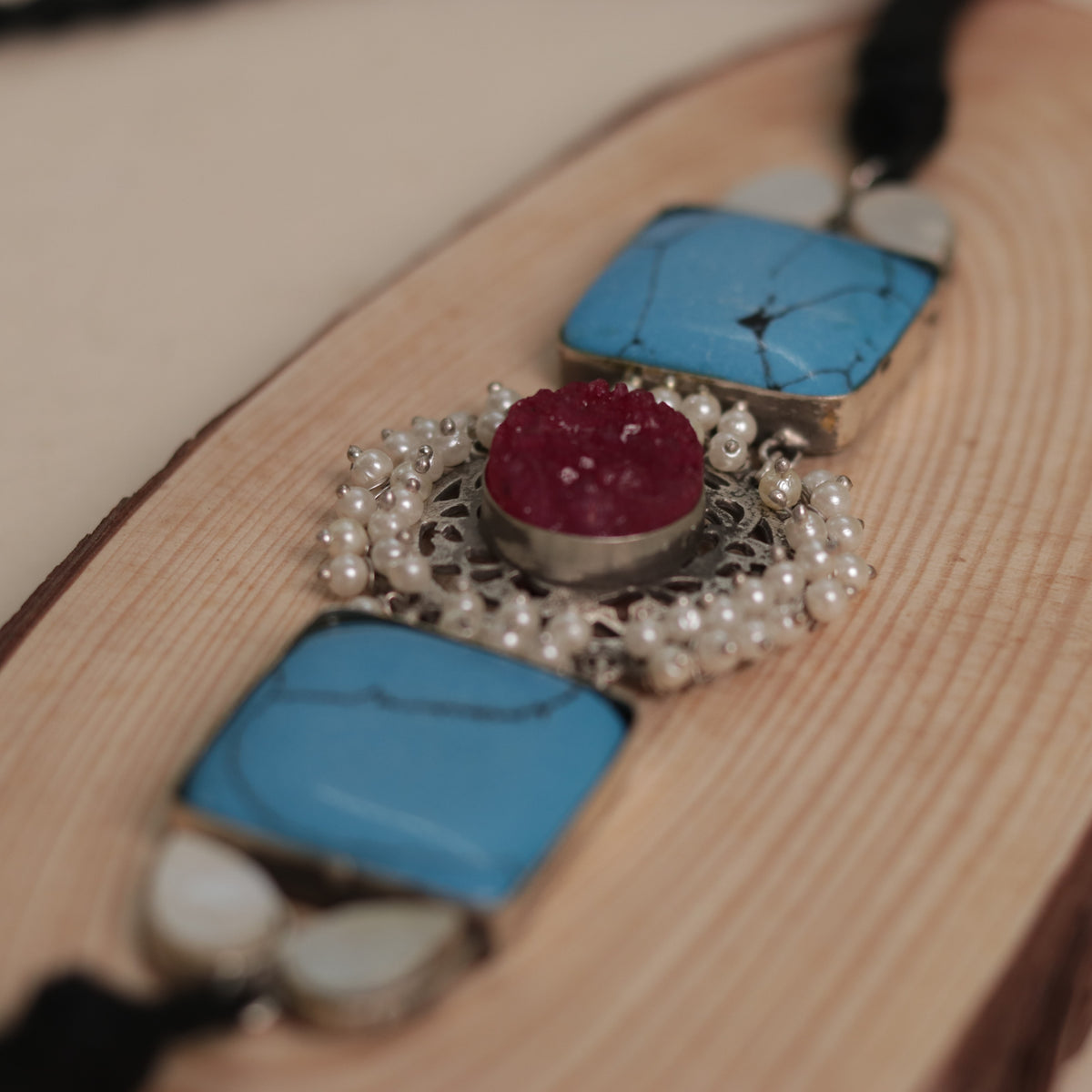 NARI BIJOUX PREMIUM AND EXCLUSIVE MOP SHELL HANDMADE SUGAR STONE AND MONALISA CHOKER CH411