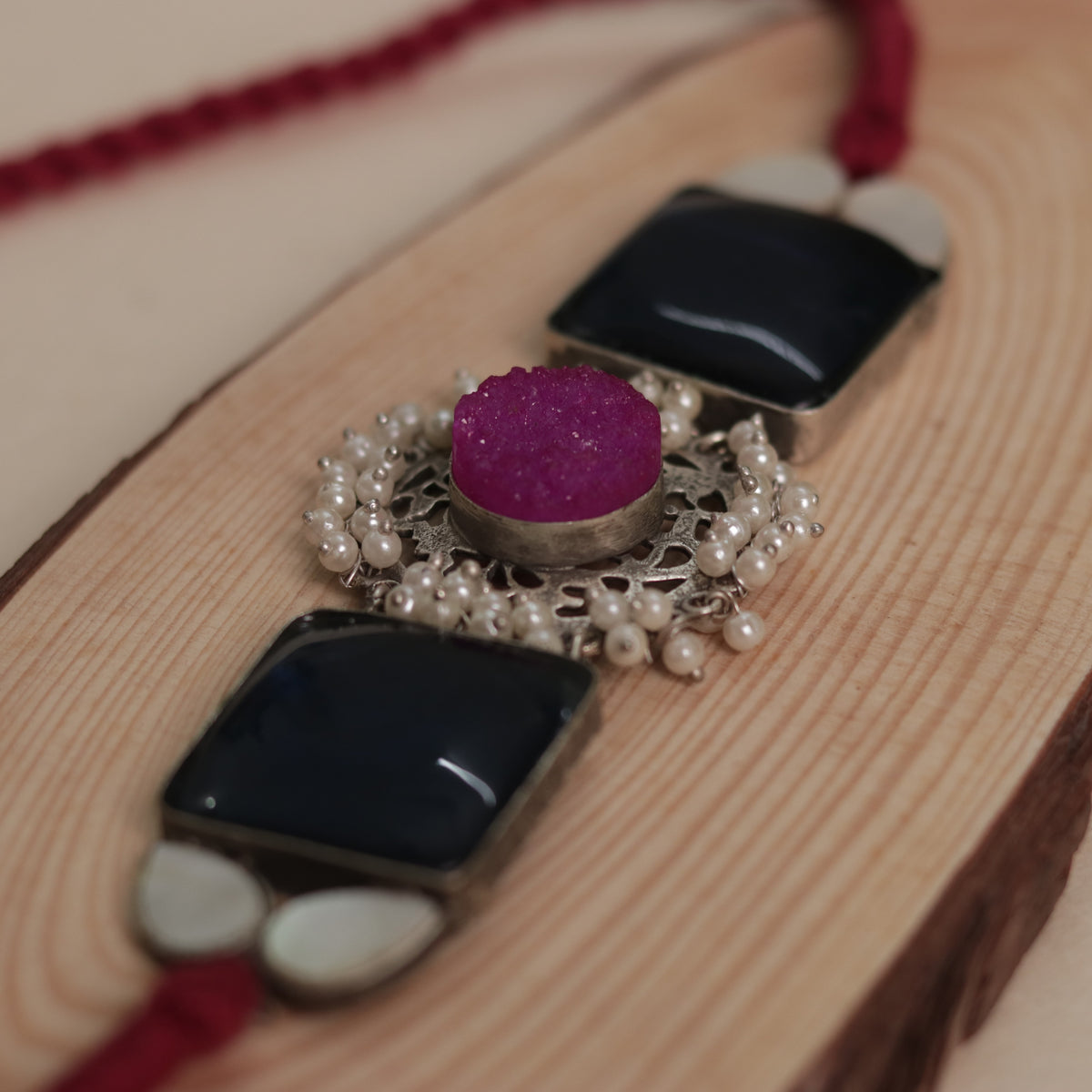 NARI BIJOUX PREMIUM AND EXCLUSIVE MOP SHELL HANDMADE SUGAR STONE AND MONALISA CHOKER CH411