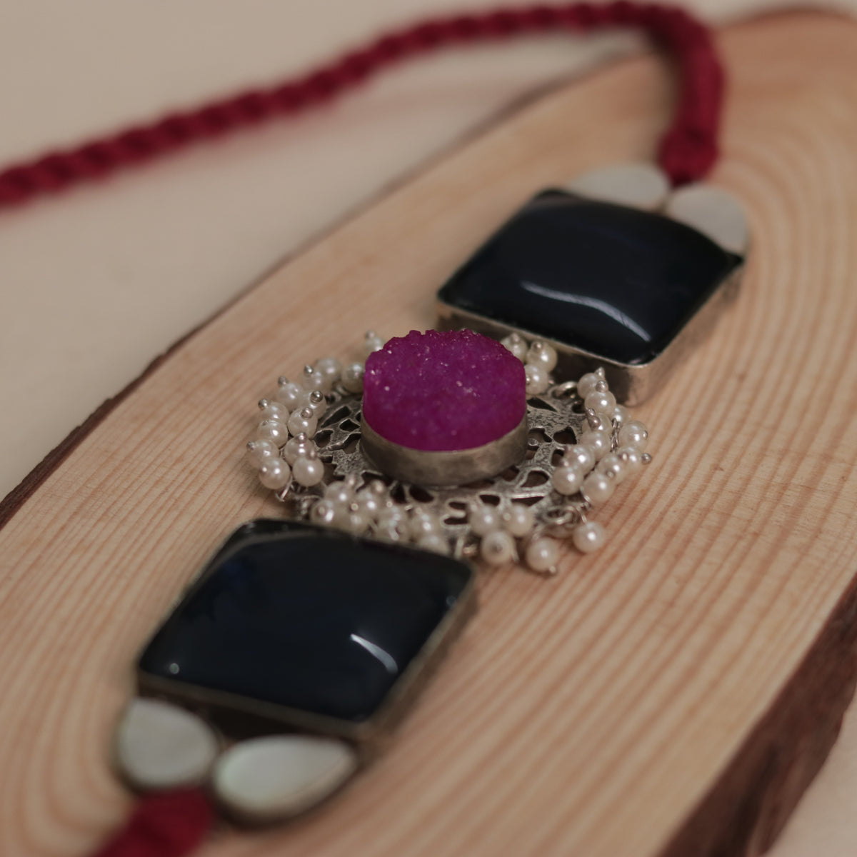 NARI BIJOUX PREMIUM AND EXCLUSIVE MOP SHELL HANDMADE SUGAR STONE AND MONALISA CHOKER CH411