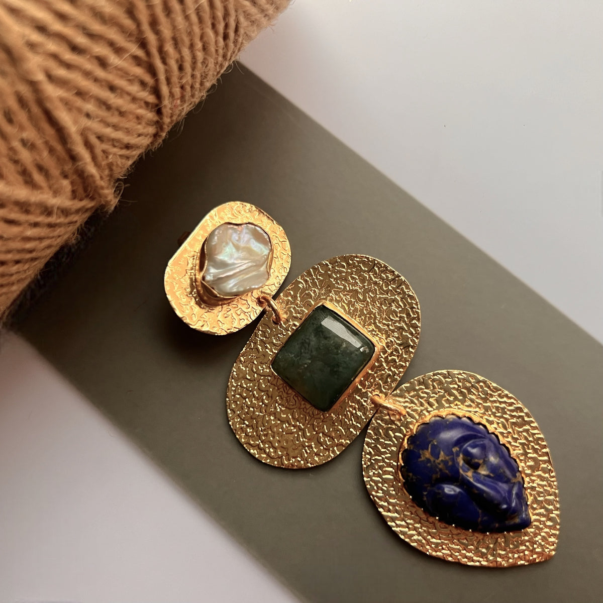 VISAGE HASLI / NECKPIECE WITH NATURAL CARVED STONE FACE AND MOP-CH480