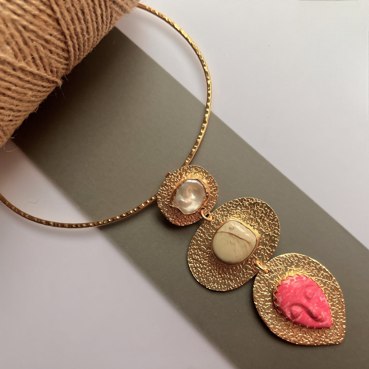 VISAGE HASLI / NECKPIECE WITH NATURAL CARVED STONE FACE AND MOP-CH480