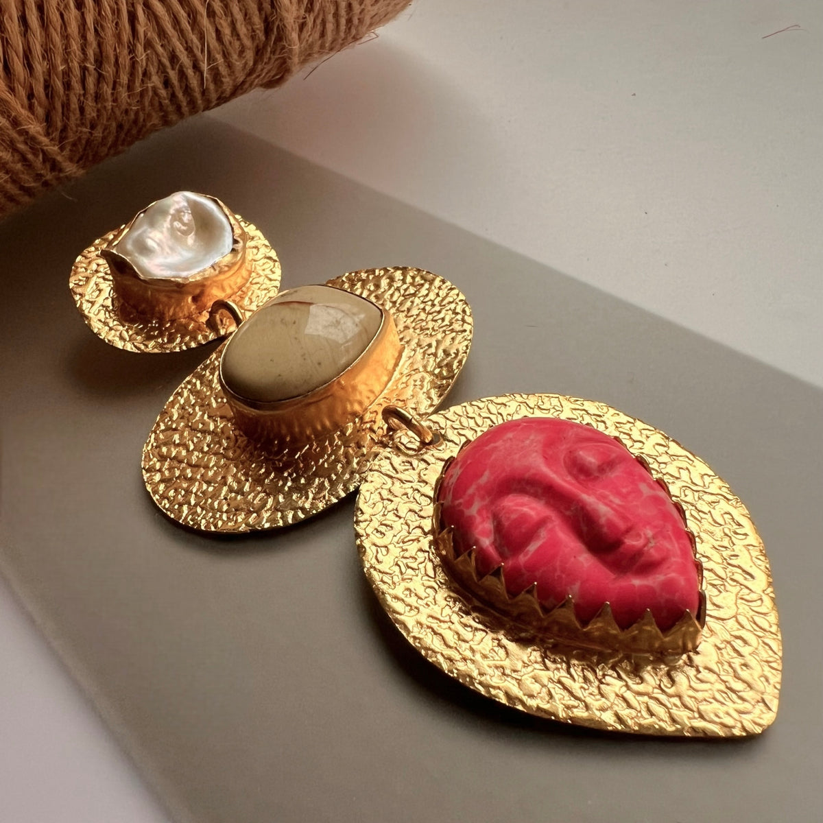 VISAGE HASLI / NECKPIECE WITH NATURAL CARVED STONE FACE AND MOP-CH480