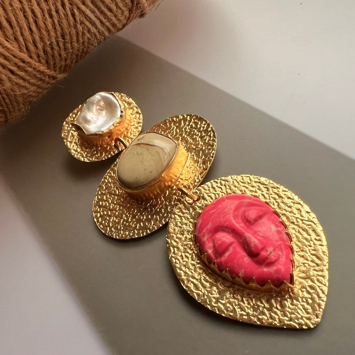 VISAGE HASLI / NECKPIECE WITH NATURAL CARVED STONE FACE AND MOP-CH480