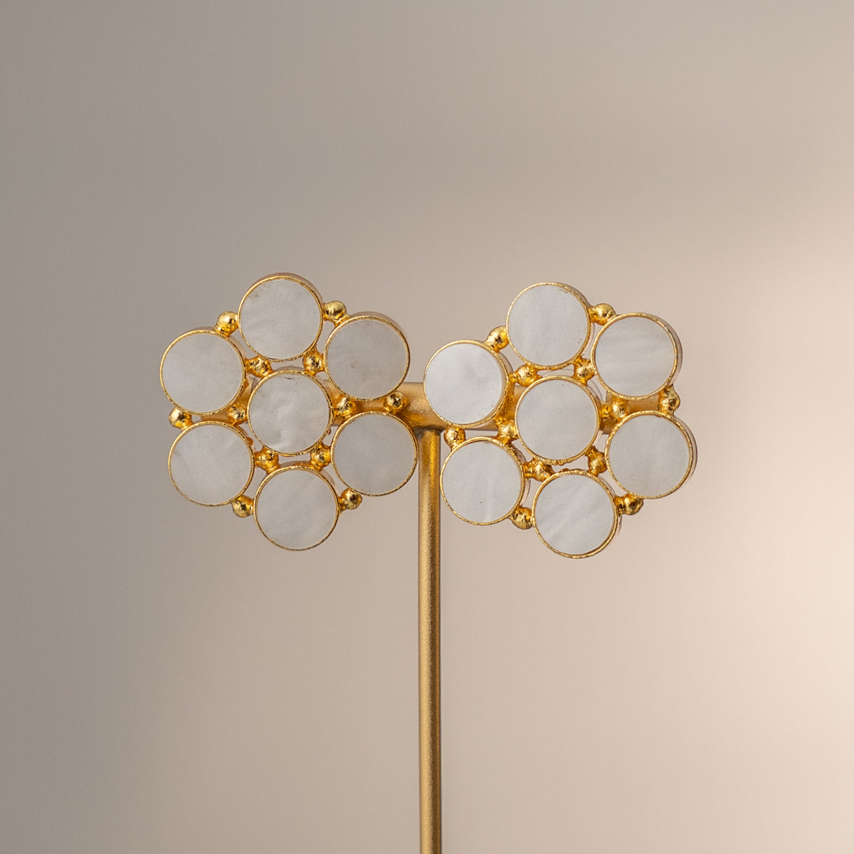 RITHANA HANDMADE ANTIQUE GOLD TONED SHELL NECKPIECE/CHOKER WITH STUD CH499