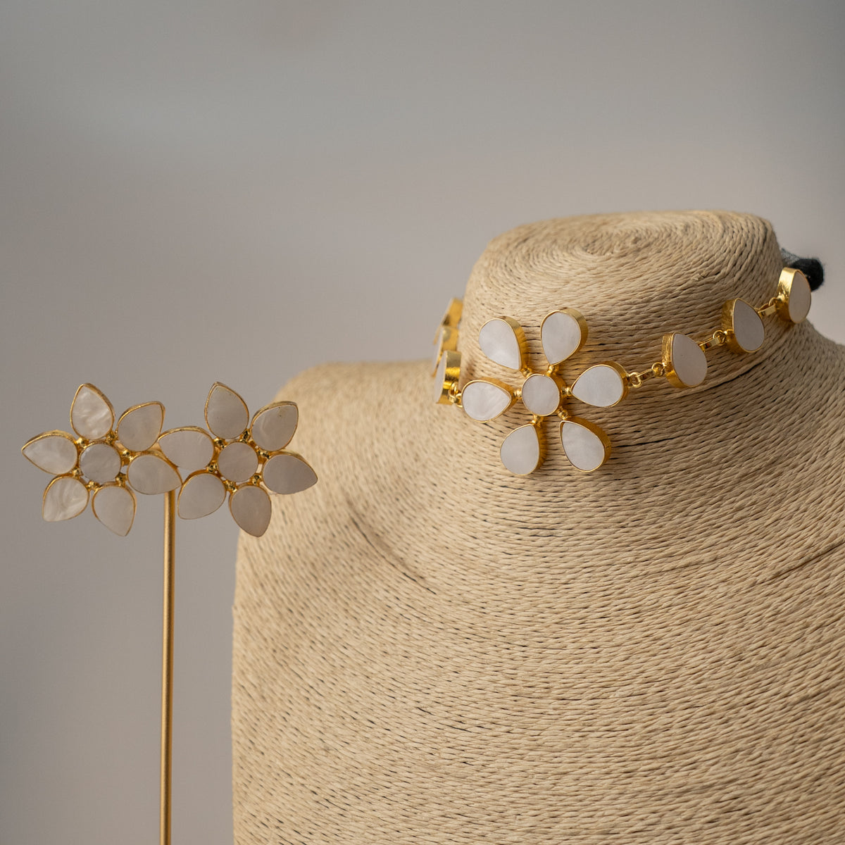 NIRAV HANDMADE ANTIQUE GOLD TONED SHELL NECKPIECE/CHOKER WITH STUD CH500