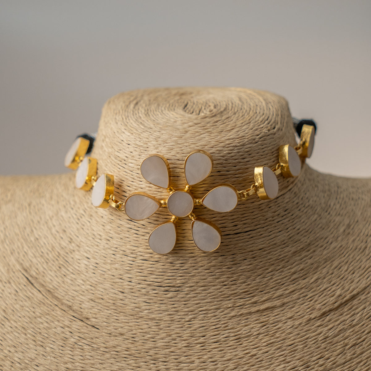 NIRAV HANDMADE ANTIQUE GOLD TONED SHELL NECKPIECE/CHOKER WITH STUD CH500